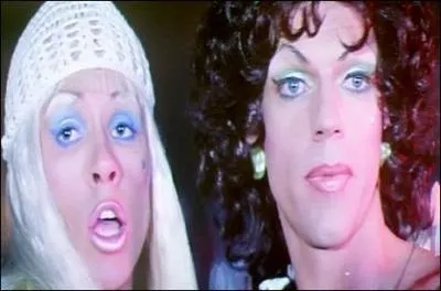 C'est Anni-Frid (dite Frida) et Agnetha du groupe Abba, personnifies ici par deux hommes, jouant dans un cabaret, mais dans quel film ?
