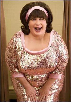 Dans le film Hairspray, qui est ici Edna, la mre de l'hrone, souple et bonne danseuse malgr son embonpoint ?