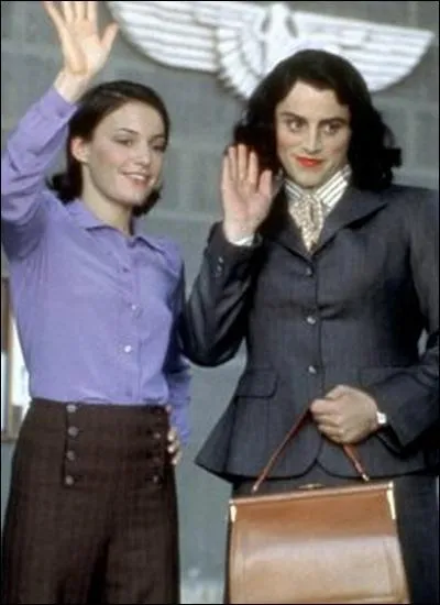 Qui interprte cette dame en tailleur gris dans All the King's men ?