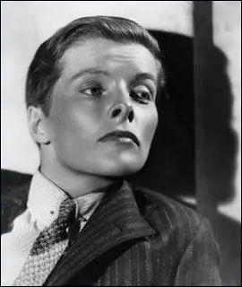 Afin de pouvoir exercer son mtier d'escroc et de voleur, quelle actrice se travestit dans le film Silvia Scarlett ?