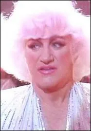 Dans le remake amricain de La Cage aux folles, qui est le dput quittant la bote de nuit en pulpeuse Marilyn ?