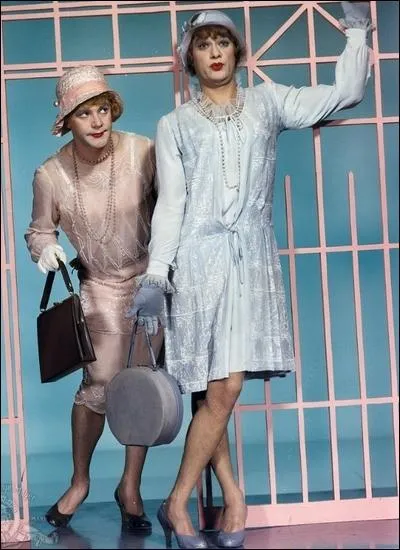 Encore de clbres travestis que ceux-ci : Jack Lemmon et Tony Curtis, Daphn et Josphine dans Certains l'aiment chaud. Pourquoi sont-ils en femmes ?
