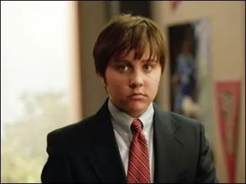 Ce film britannique est moins connu : en photo, c'est Amanda Bynes, dans le film  She's the man  (Elle est l'homme), jeune femme doue qui doit se travestir pour quelle raison ?