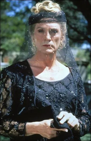 Dans le mme film que celui de la question 12, qui joue leur collgue (il s'agit en fait d'un trio d'artistes disco) la forte tte Bernadette ?