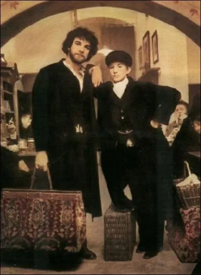 Le jeune garon aux cts de l'acteur Mandy Patinkin (il est  droite sur la photo) est en fait une fille qui se travestit pour pouvoir tudier le talmud. Quel est ce film ?