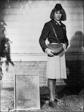 Dans ce film Allez coucher ailleurs (I was a male warbride - J'tais une pouse de guerre mle en Vo), Cary Grant n'a pas un dguisement trs convaincant. Pourquoi doit-il s'habiller en femme ?