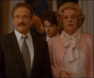 Dans le remake amricain de La cage aux folles, c'est l'acteur qui reprend le rle de Michel Serrault, tandis que Robin Williams reprend celui d'Ugo Tognazzi (ou de Poiret au thtre). C'est ?