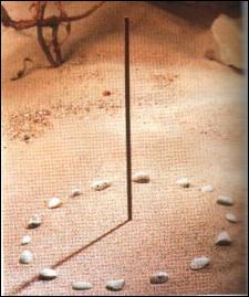 Voici un des plus simples et plus anciens moyens de connaître l'heure : un simple bâton planté bien verticalement dans le sol. Quel est son nom ?