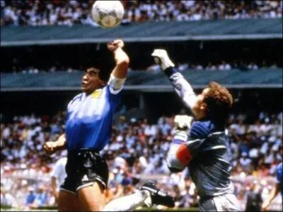 Diego Maradona marque un but de la main en quarts de finale de la Coupe du Monde 1986 ! C'tait contre ... . .
