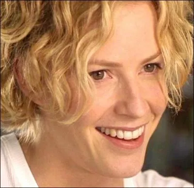 En 2000, Elisabeth Shue incarne Linda McKay dans Hollow Man, qui est une relecture moderne du roman de H. G. Wells intitul :