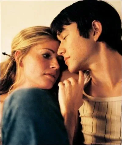 Dans les annes 2000, Shue commence  incarner des rles de mres. Dans Mysterious Skin, qui voque les abus sexuels sur les enfants, elle est celle de :