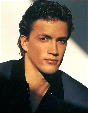 Son frre, galement acteur, lui fait de l'ombre  l'aube des annes 90, en obtenant un rle important dans la srie Melrose Place. Il s'appelle :