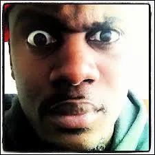 Quel membre de Sexion d'Assaut fait les gros yeux ?