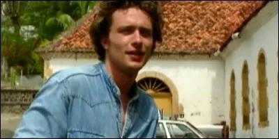 Quel est le secret de Roland, fiancé à Manuela ?