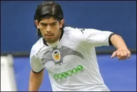 Il volue en Espagne (FC valence). Comment s'appelle-t-il ?