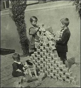 En 1925,  combien estima-t-on le nombre d'habitants vivant dans la Rpublique de Weimar ?