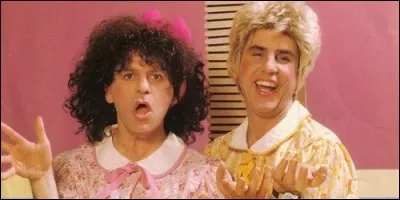 Comment se prénomment ces deux personnages, interprétés par Patrick et Jacky, déguisés grossièrement en deux greluches ?