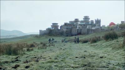 Dbut de la saison, quel personnage influent rend une petite visite pour un sujet quelconque  Eddard Stark et sa famille, dans leur chtellerie du nom de Winterfell ?