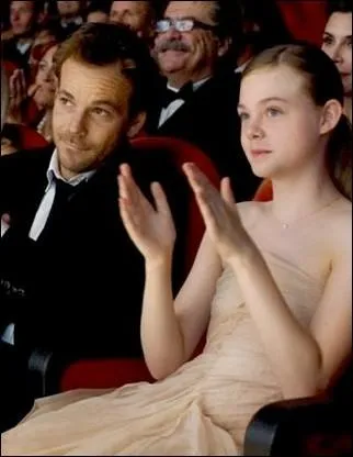 Laquelle des deux surs Fanning joue la fille de Stephen Dorff dans  Somewhere  ?
