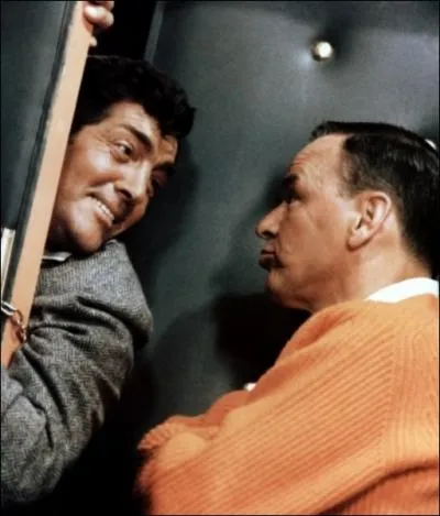  L'Inconnu de Las Vegas , dans lequel apparait le  Rat Pack  men par Sinatra, a donn lieu  un remake clbre ralis par Steven Soderbergh. Lequel ?