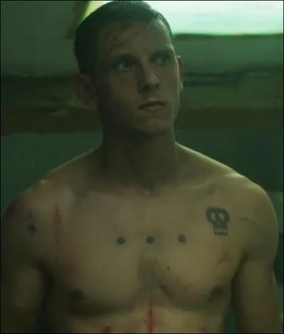 Quel acteur vient perturber le quotidien d'un couple en crise en voquant une sombre histoire de virus, dans le film  Retreat  ?