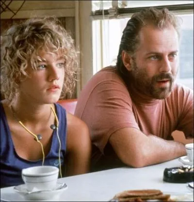 Qui est Emily Lloyd par rapport  Bruce Willis dans le film  Un hros comme tant d'autres  ?