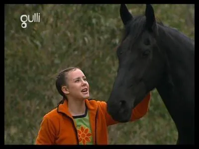 Que fait-elle de ce cheval ?