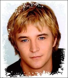 Dans le livre Twilight 2, qui travaille dans la boutique de la mre de Mike ?