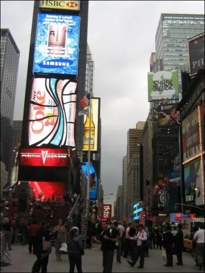 Il ne s'agit pas ici d'un genre littraire mais d'une expression :   histoire moderne se rapprochant du mythe .