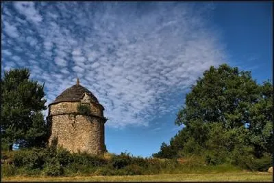 Quel qualificatif attribue-t-on  la femme dans le proverbe :  Ciel pommel et femme ... ne sont pas de longue dure  ?
