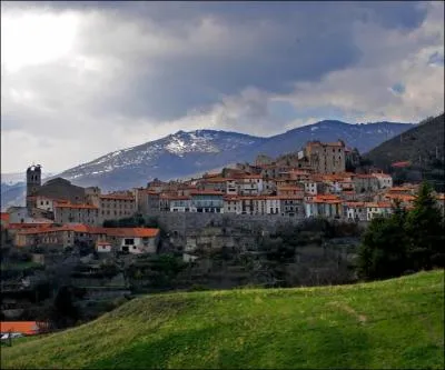 Entour de montagnes, le magnifique village de Mosset mle les senteurs mditerranennes  celles de la montagne, il est construit sur un peron dominant la valle de la Castellane dans :