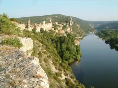 Dans quel dpartement est situ le joli village d'Aiguze, perch sur des falaises surplombant la rivire, restaur par monseigneur Fuzet, archevque de Rouen, enfant du pays ?