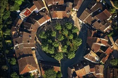Quel est ce village situ dans le Gers, dans une boucle de l'Auzoue et qui prsente une tonnante place centrale entoure de platanes ?