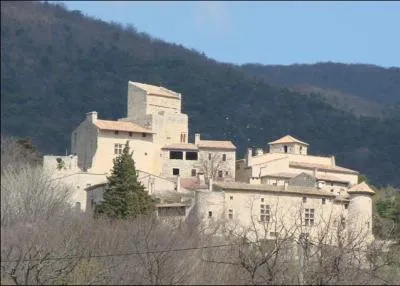 Le Pot-Laval, village issue d'une ancienne commanderie et situ au milieu des lavandes et des plantes aromatiques se situe :