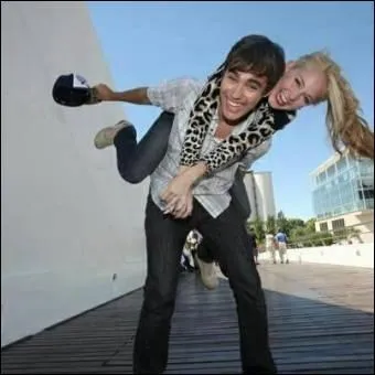 Qui est le garon dont elle tombe amoureuse et  cause de qui elle largue son premier petit ami dans la srie ?