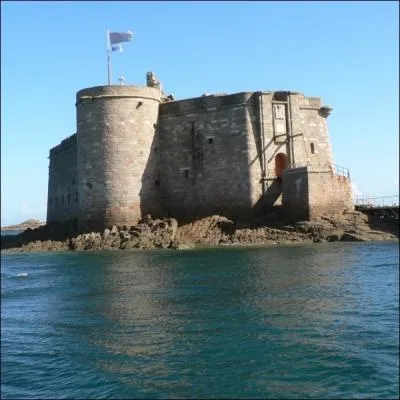 Dans la baie de cette ville au nom breton de  Montroulez , la forteresse du  Chteau du Taureau  tel un vaisseau garde l'entre de la cit... .