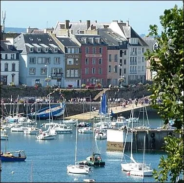 Elle garde encore aujourd'hui, la rputation du grand port sardinier qu'elle fut au dbut du sicle dernier... .