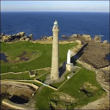 O se situe ce phare, qui avec ces 82, 50 mtres, est l'un des plus hauts phares du monde en pierre de taille ?