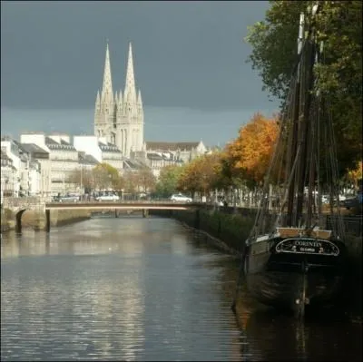 La  belle de l'Odet  ! Situe  la rencontre de l'Odet et du Ster, cette cite piscopale a prospr autour de son imposante cathdrale... .