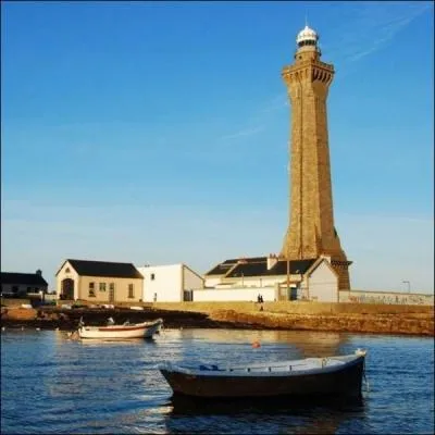 Ce phare situ sur la pointe de Saint-Pierre,  Penmarc'h, bti en granite de Kersanton, scurise l'une des ctes les plus dangereuses de France... .