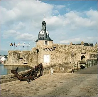 Btie dans l'estuaire du Moros, construite autour de  La Ville Close , une ville active , vivant de la pche et de la conserverie... .