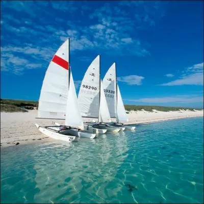 Situ(e) au sud de Fouesnant et ayant pour emblme la narcisse, il (elle) hberge une illustre cole de voile depuis 1947... .