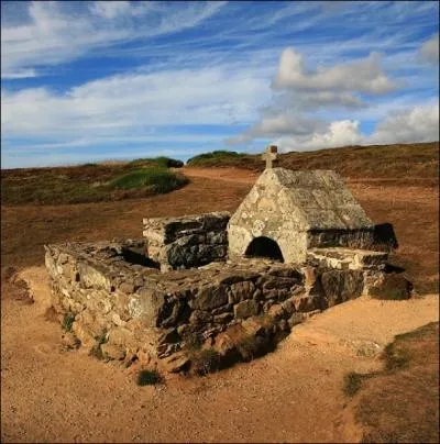 Dominant la baie des Trpasss, la petite chapelle Saint They, datant du XVe sicle semble perdue au milieu de nulle part, veille sur la baie