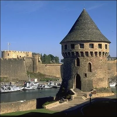 Quel nom porte cette tour de Brest, jadis sige de la justice fodale, btie sur un tertre rocheux en bordure de la Penfeld ?