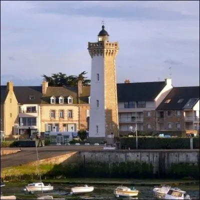 Dans ce petit port fermant  l'ouest la baie de Morlaix, vous y visiterez la maison des  Johnnies   ... . .