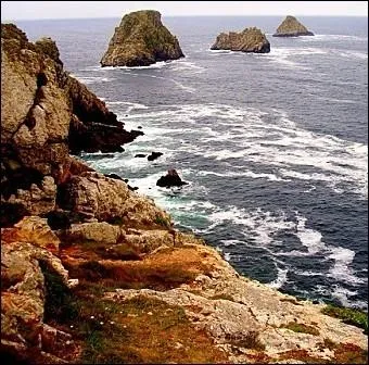 Dominant la mer d'Iroise au bout de la presqu'le de Crozon et abritant une importante rserve ornithologique... . .
