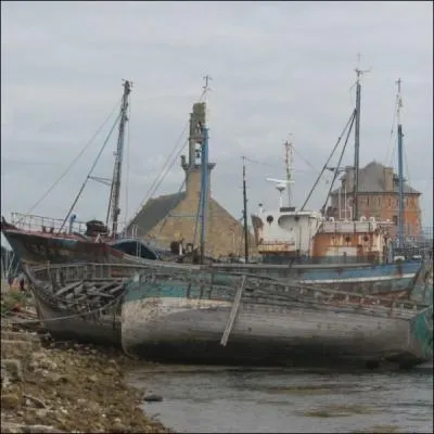 Ce petit port au pass prestigieux, possde un cimetire de bateaux voquant l'pope de la pche  la langouste... .