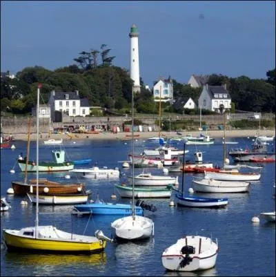 En Pays fouesnantais, cette petite station balnaire est devenue le rendez-vous des yachtmen naviguant dans la rgion... .