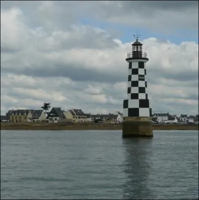 Ce petit village plein de charme, situ sur la presqu'le du mme nom possde un curieux phare : le phare de la Perdrix... . .