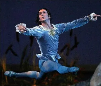 Médaille d'or au 5e Concours international de danse de Moscou, ce prodige de la danse classique se fit inviter par Mikhail Baryshnikov à intégrer l'American Ballet Theatre. C'est...